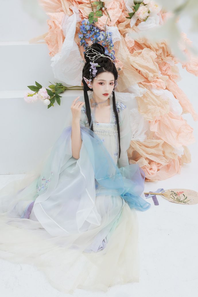 Plus-Size Fashion Revolution:The Evolution of Cheongsam into Modern改良旗袍连衣裙与胖妹妹的时尚革命 Plus-Size Fashion Revolution:The Evolution of Cheongsam into Modern改良旗袍连衣裙与胖妹妹的时尚革命