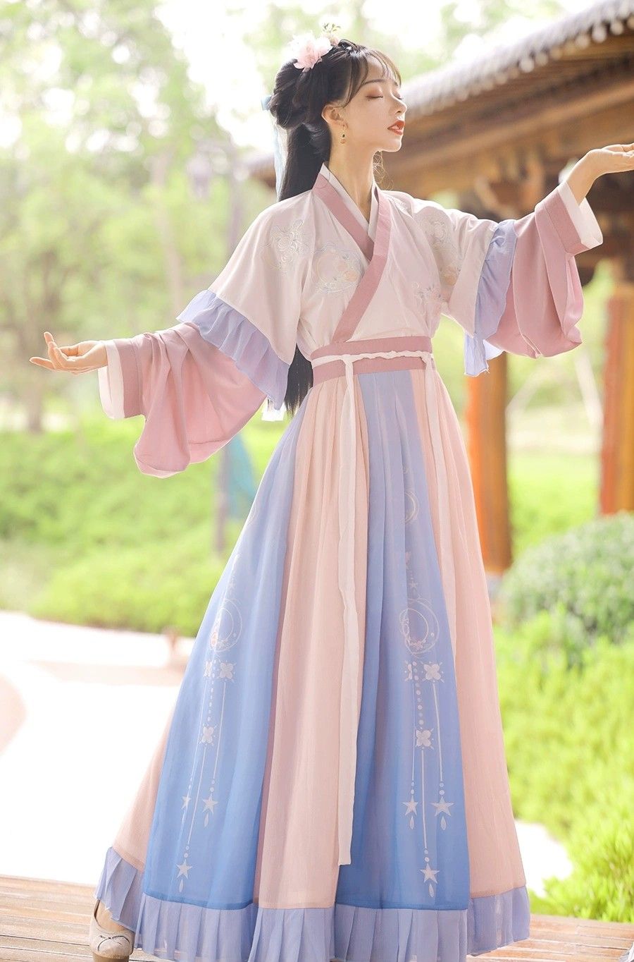 The Journey of a 9-Year-Old into the World of Hanfu Chinese Traditional Clothing)