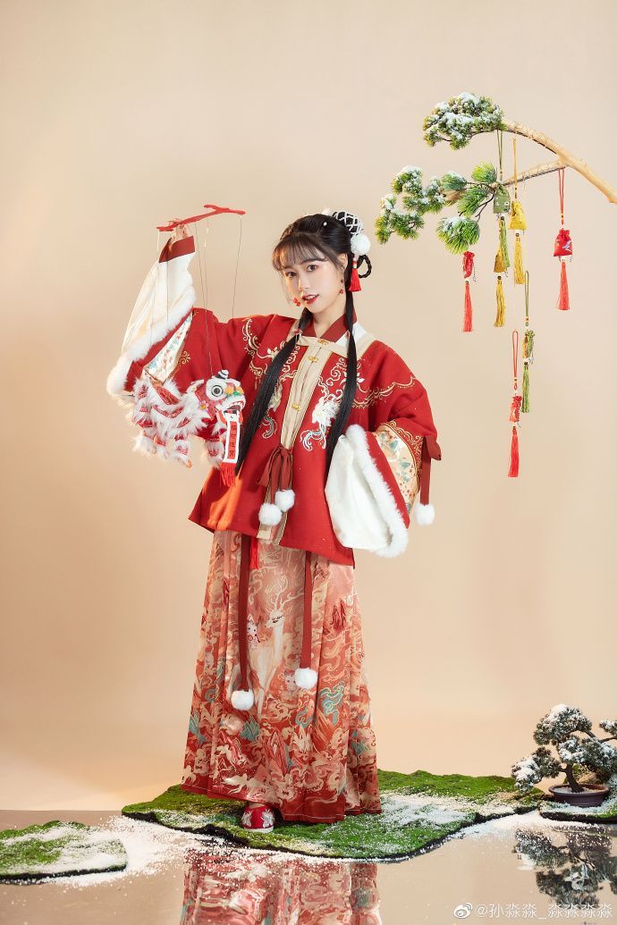 Green Hanfu Cheongsam:Embracing the Traditional Beauty of Chinese Heritage Green Hanfu Cheongsam:Embracing the Traditional Beauty of Chinese Heritage
