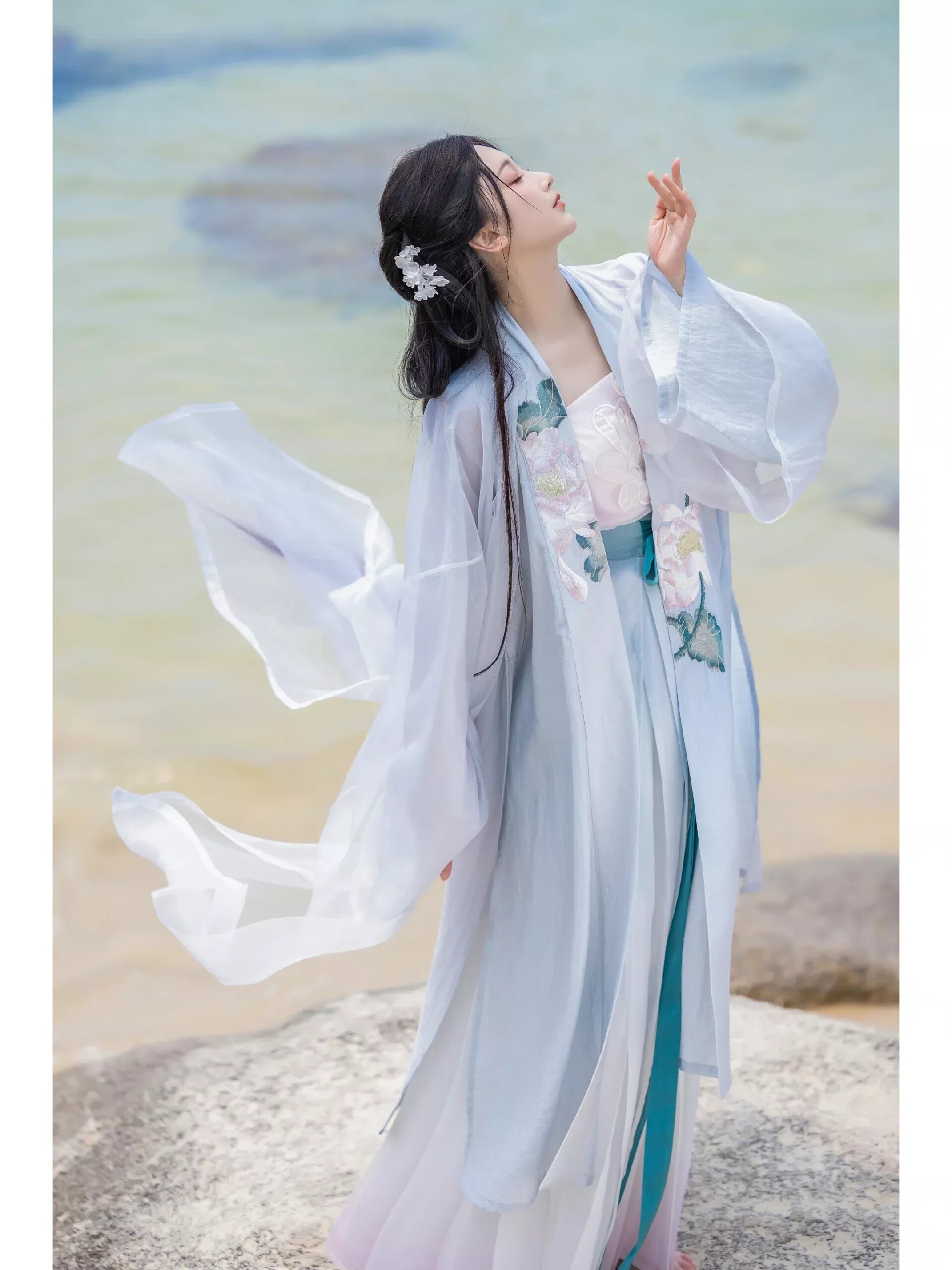 Winter Fashion for Girls:Puffy Cape,Hooded Robes,and Traditional Horse-Tail Skirts Winter Fashion for Girls:Puffy Cape,Hooded Robes,and Traditional Horse-Tail Skirts