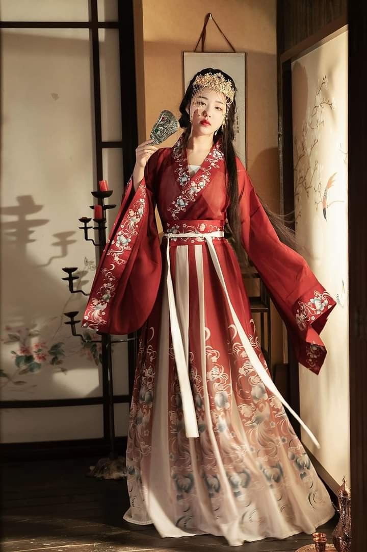 The Elegance of Waist Chains and Horseface Skirts:A Cultural Exploration