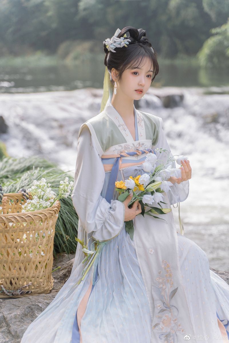 The Enigma of White Martial Arts Hanfu:Exploring the Essence of Traditional Chinese Martial Culture