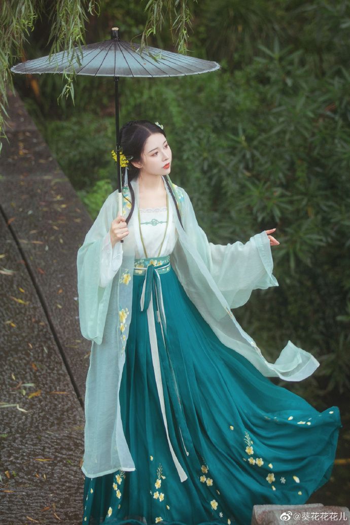 Exam Success in a Splendid Cheongsam:The Symbol of Flag-Bearing Triumph Exam Success in a Splendid Cheongsam:The Symbol of Flag-Bearing Triumph