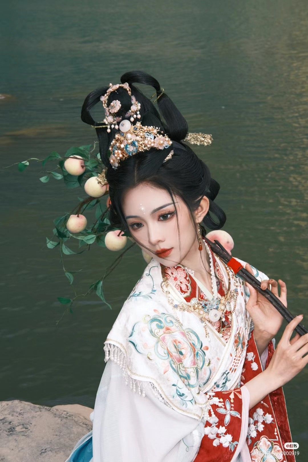 The Splendor of Hanfu Headdress:Silk Flower Ornamentation