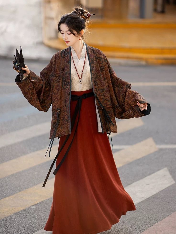 The Evolution of Long Cheongsam with Extended Length:A Closer Look into the Traditional Beauty