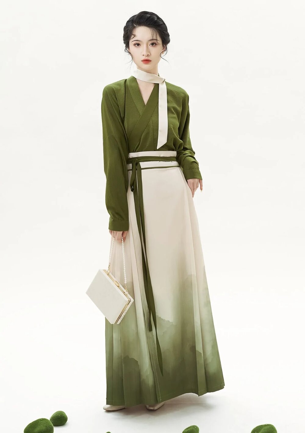 Modernizing the Classic:The Chic Low-Cut Cheongsam Evolution Modernizing the Classic:The Chic Low-Cut Cheongsam Evolution