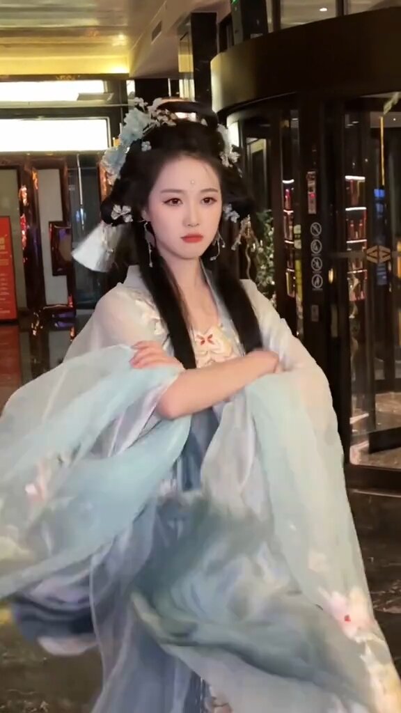 The Elegance of Hanfu:The Far-Mountain Ethereal in Traditional Chinese Splendor