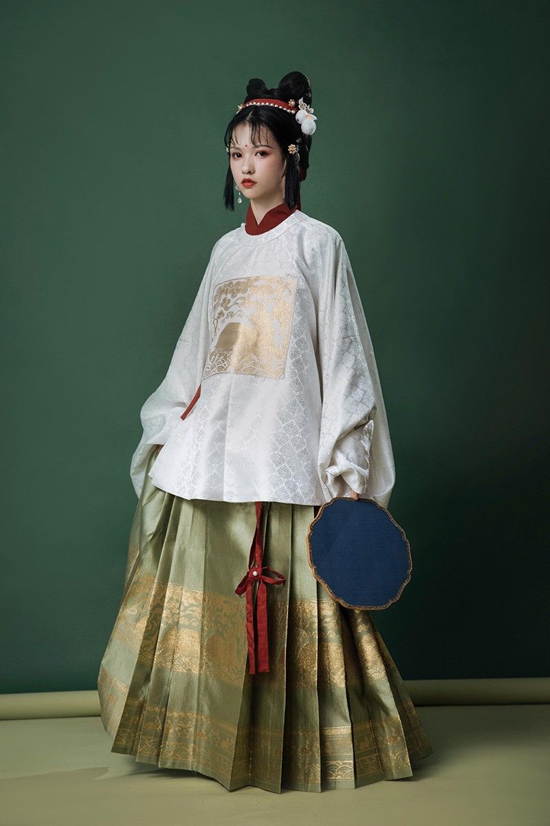 The Rise of the Round-neck Cheongsam:A Modern Perspective on Traditional Elegance