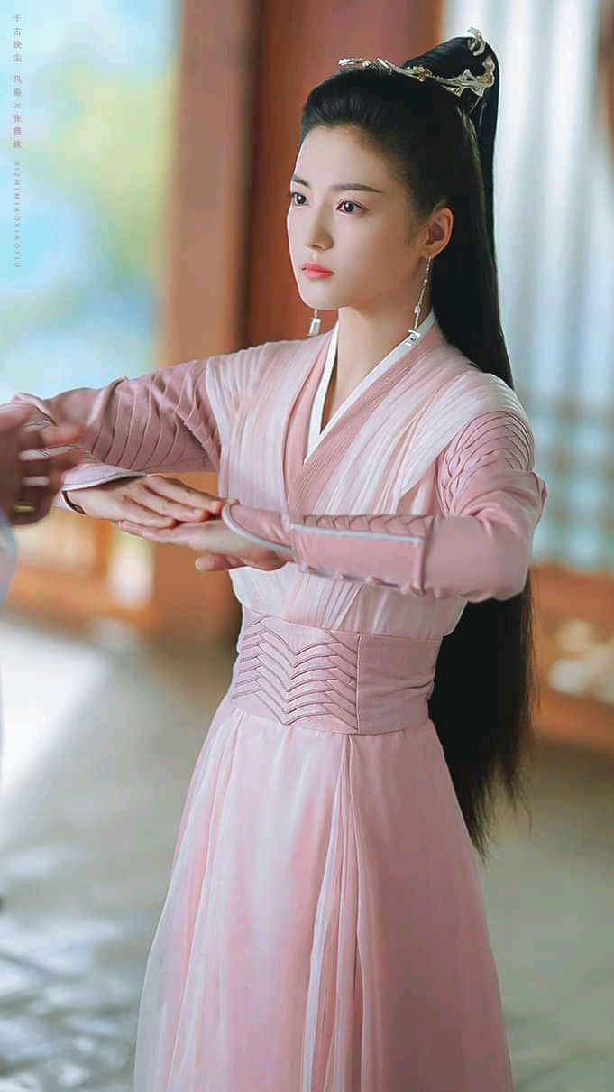 Qiqis Cheongsam Style:Embracing a Slightly Curvier Figure Qiqis Cheongsam Style:Embracing a Slightly Curvier Figure