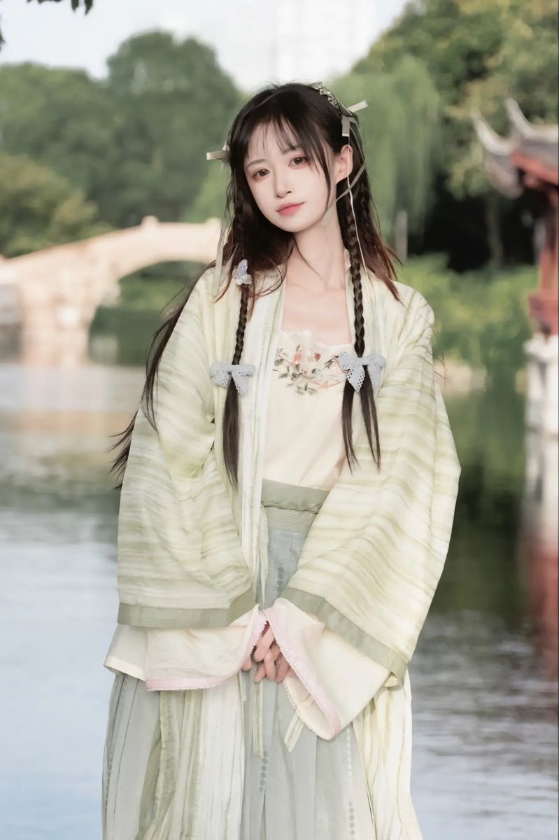 Unraveling the Origin of Traditional Straight-Gown Hanfu:A Journey into Chinese Cultural Heritage