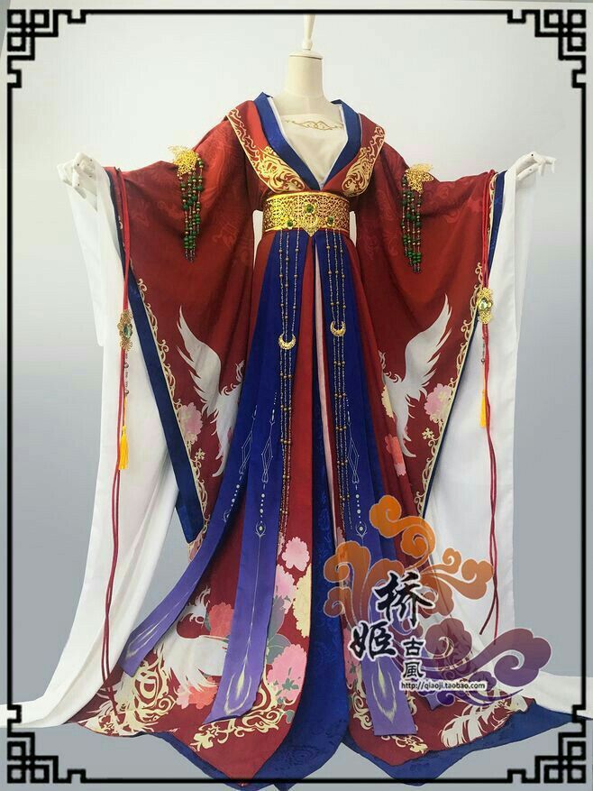 Exploring the Enchantment of Blue-Hued Hanfu with Grand Sleeves