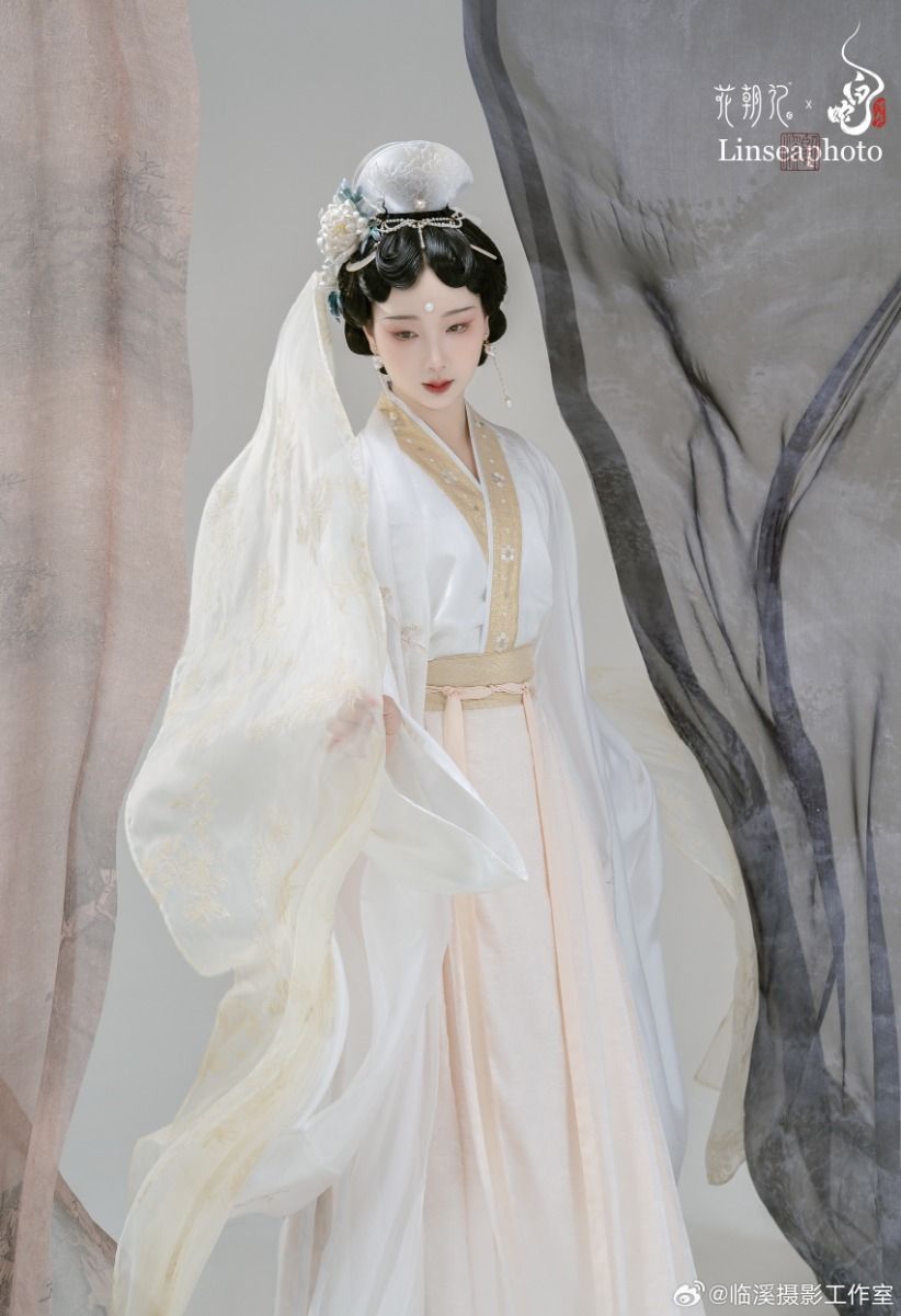 Youthful Elegance in Summer:The Rise of Hanfu for Teenagers Youthful Elegance in Summer:The Rise of Hanfu for Teenagers