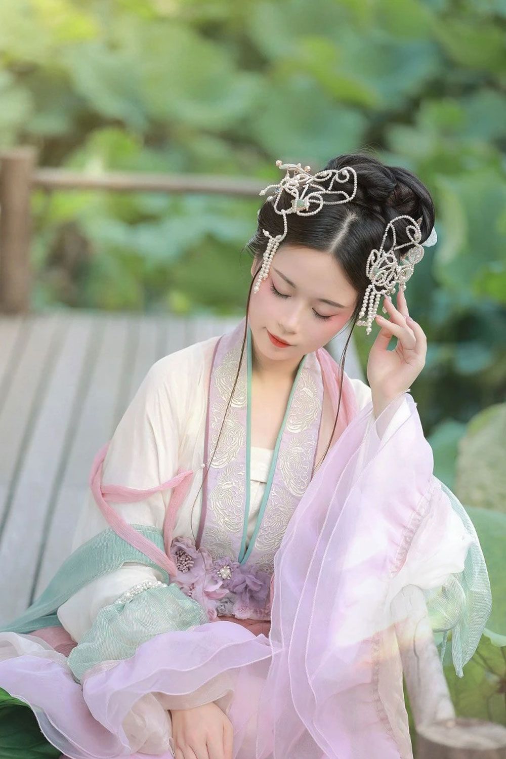 Summer Elegance:How to Achieve a Fairy-like Look with Slimming Effects in Hanfu for Women
