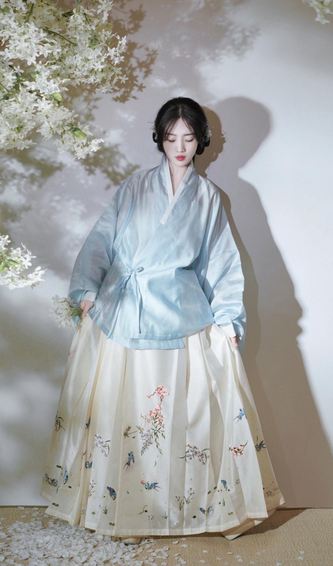 Embroidered Halter-neck Hanfu:A Blend of Traditional Elegance and Modern Charm Embroidered Halter-neck Hanfu:A Blend of Traditional Elegance and Modern Charm