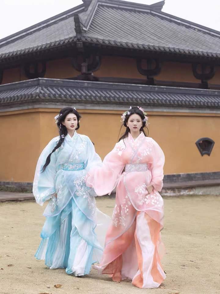 Knitted Cardigan Paired with Cheongsam:A Fashionable Blend of Traditional and Modern Elegance Knitted Cardigan Paired with Cheongsam:A Fashionable Blend of Traditional and Modern Elegance
