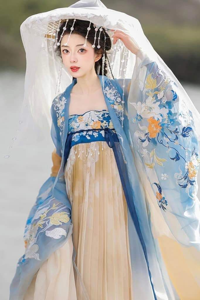 Watching the Sea:The Splendor of Hanfu,the Traditional Chinese Clothing