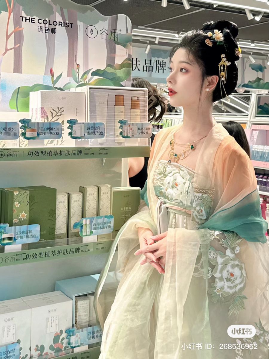 The Green Cheongsam:A Symbol of Success and Triumph The Green Cheongsam:A Symbol of Success and Triumph
