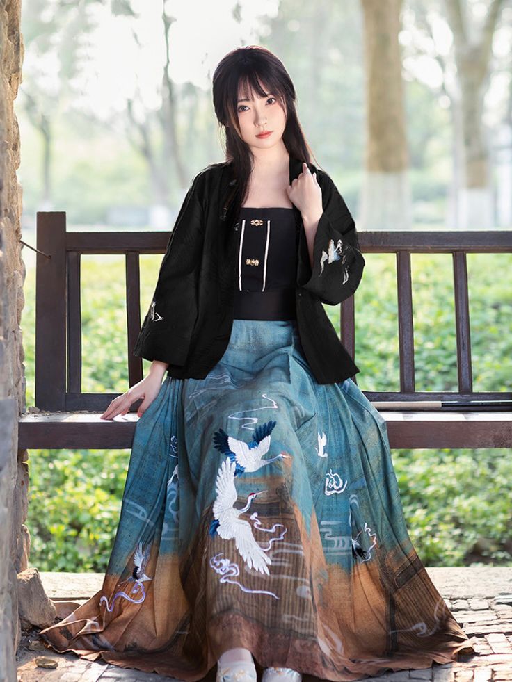 Embracing the New Sino-Modern Style:The Revival of Ma Mian Qun Horseface Skirt)in Fashion