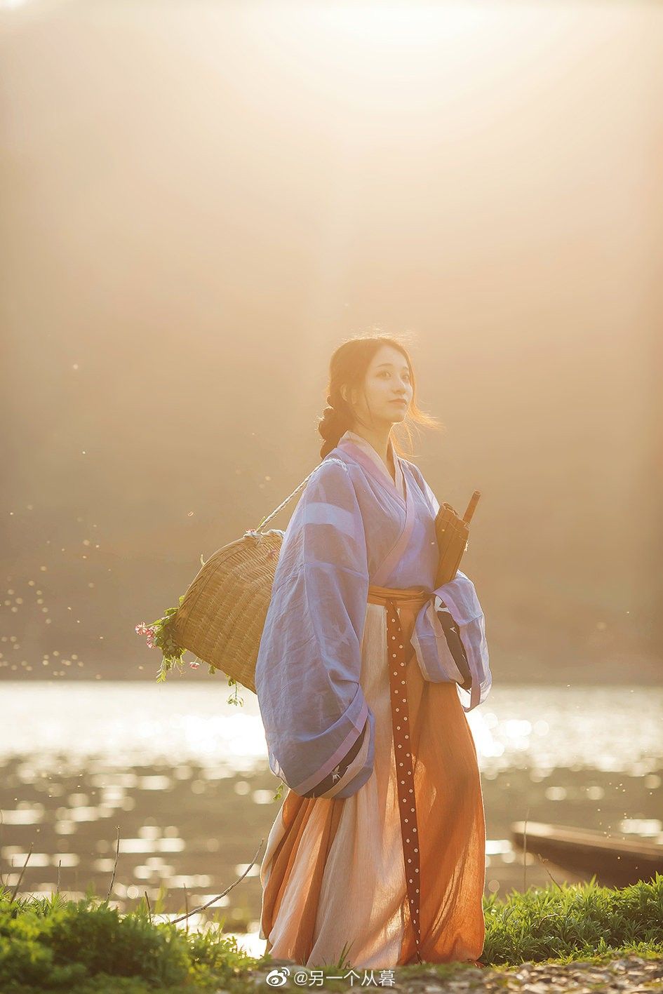 The Splendor of织金红色马面裙，传统工艺与现代魅力的融合