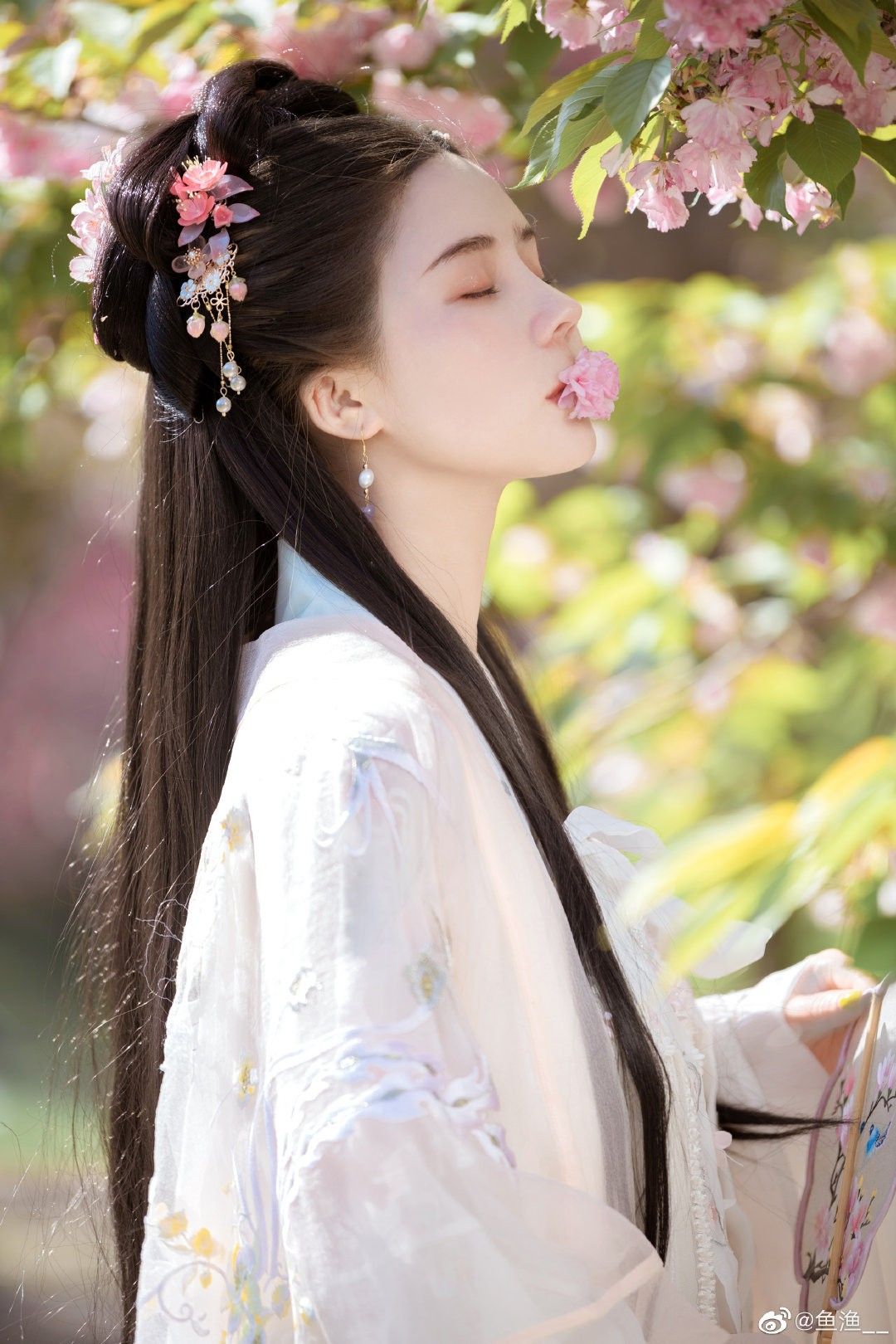The Splendor of Red Hanfu in the Northern and Southern Dynasties