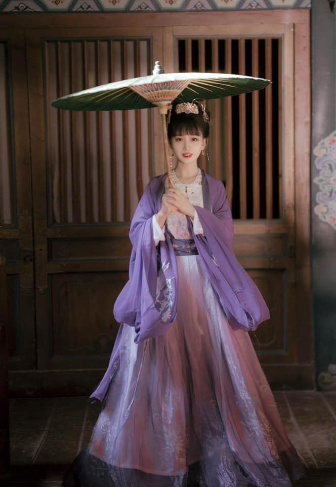 The Splendor of Chinese Cheongsam:A Cultural Icon of Elegance and Tradition The Splendor of Chinese Cheongsam:A Cultural Icon of Elegance and Tradition
