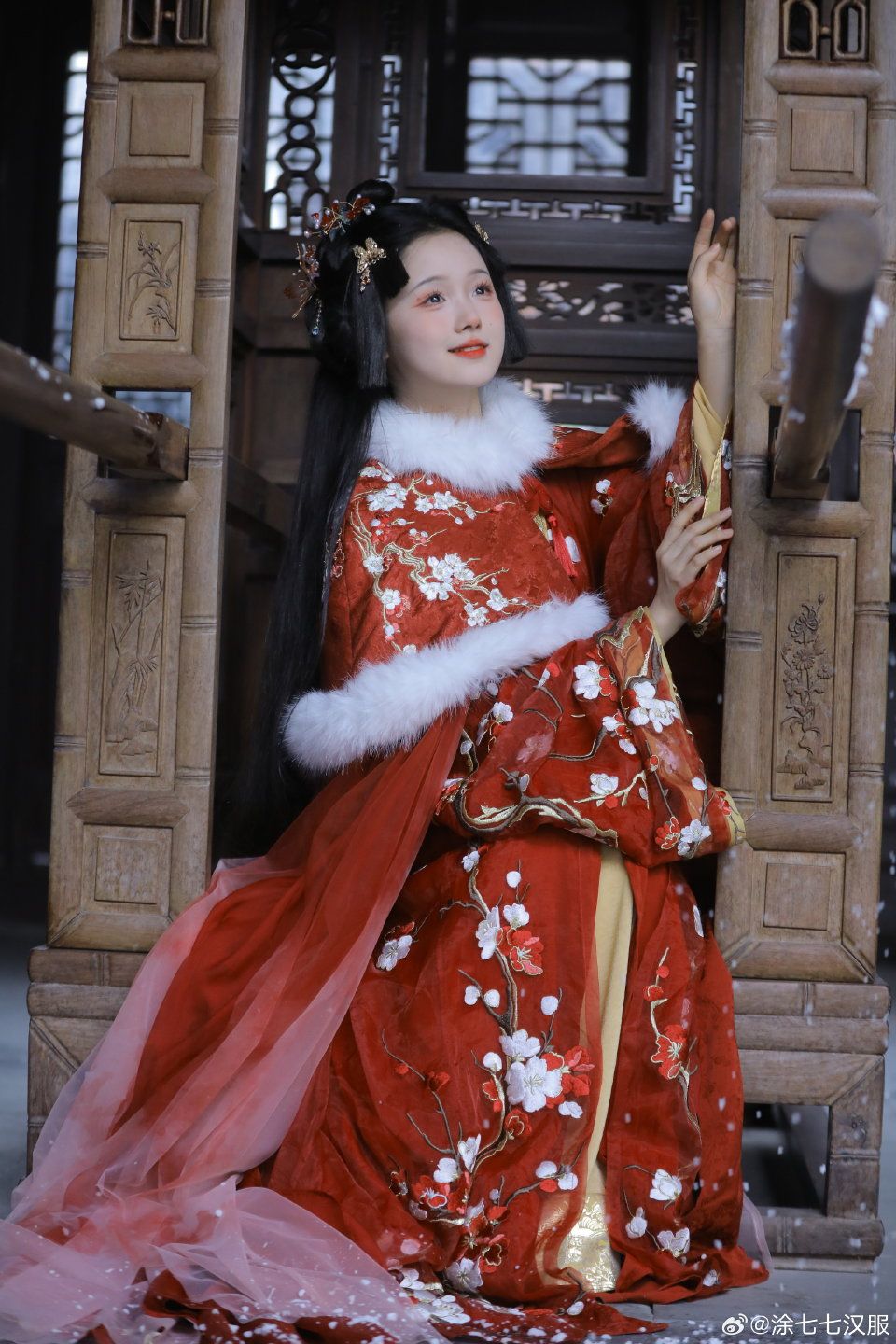 Brides in Traditional Hanfu Wedding Gowns:Renting Options for the Modern Bride Brides in Traditional Hanfu Wedding Gowns:Renting Options for the Modern Bride