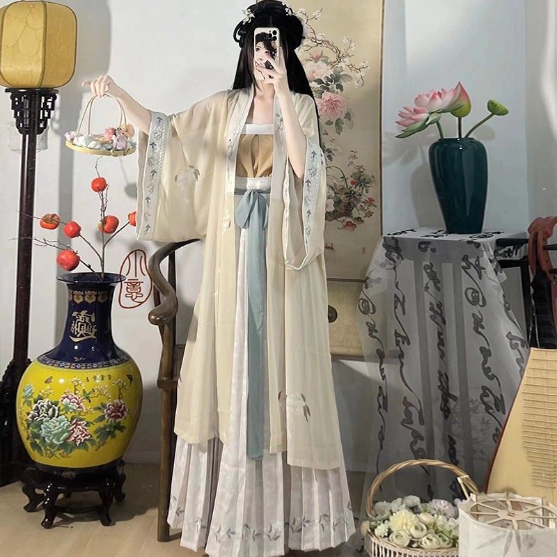 The Enchanting Beauty of a Fengxi Peony-Adorned Horseface Skirt The Enchanting Beauty of a Fengxi Peony-Adorned Horseface Skirt