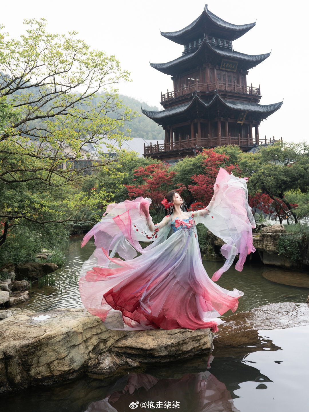 Elegant Modern Qipao:A Refinement of Traditional Chinese Style Elegant Modern Qipao:A Refinement of Traditional Chinese Style