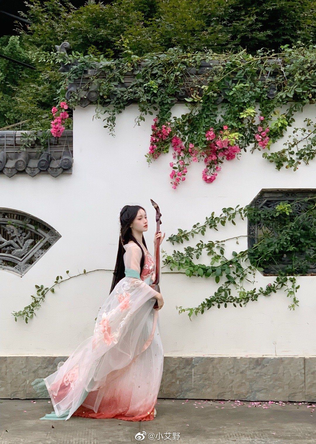 Vintage Shanghai Style Cheongsam:Embracing the Essence of Old Shanghai Charm Vintage Shanghai Style Cheongsam:Embracing the Essence of Old Shanghai Charm