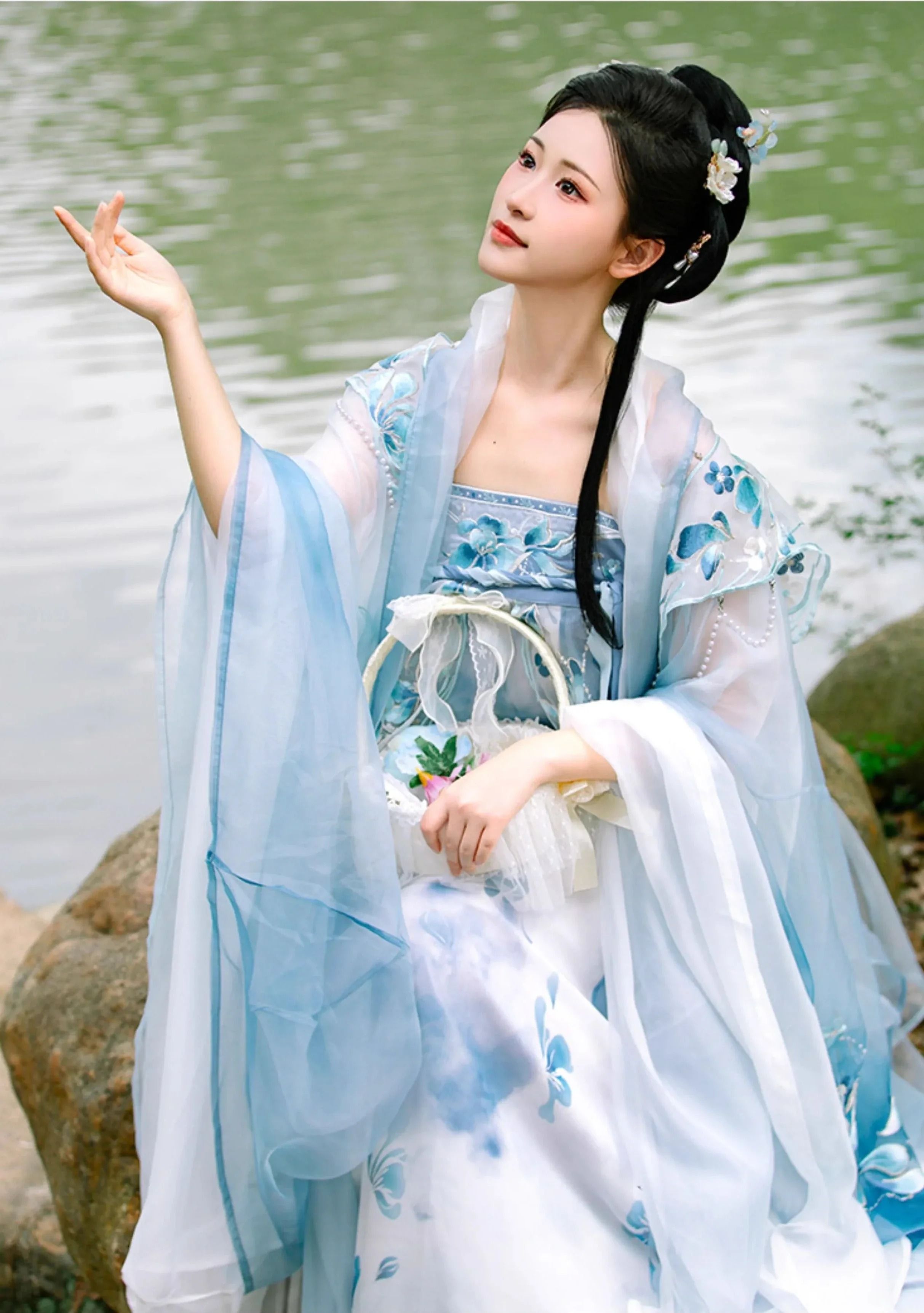 Traditional Chinese Shoes and Womens Ancient-Style Hanfu:A Blend of Cultural Elegance Traditional Chinese Shoes and Womens Ancient-Style Hanfu:A Blend of Cultural Elegance