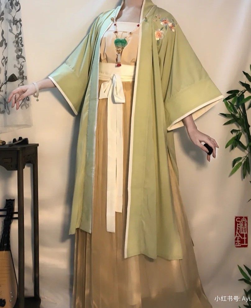 Summer Elegance with Hanfu Costumes:Feminine仙风道骨 and Slimming Styles for Women Summer Elegance with Hanfu Costumes:Feminine仙风道骨 and Slimming Styles for Women