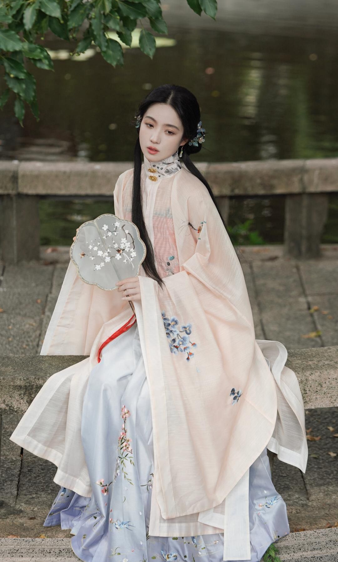 The Ever-Present Charm of the Traditional Horseface Skirt in Modern Times The Ever-Present Charm of the Traditional Horseface Skirt in Modern Times