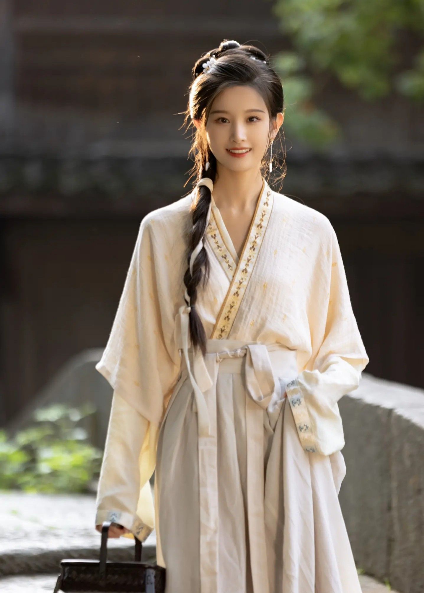 Traditional Chinese Style Tops paired with Maomin Skirts:A Fashion Fusion