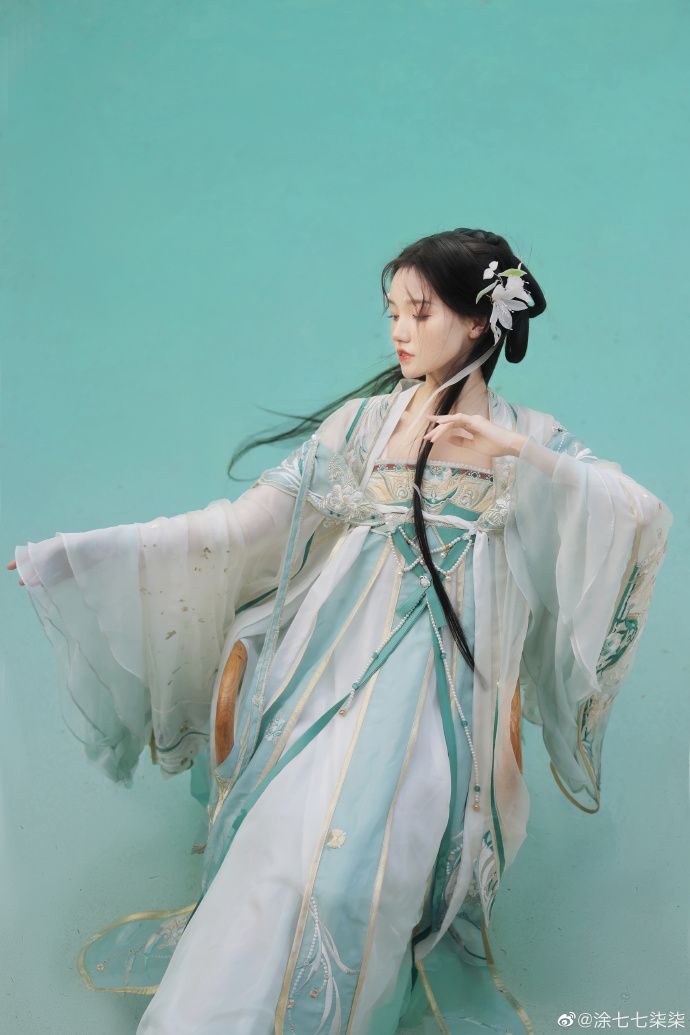 Hanfu Fashion in the Style of Mountains and Rivers:龚俊 as the Iconic Image of Traditional Elegance Hanfu Fashion in the Style of Mountains and Rivers:龚俊 as the Iconic Image of Traditional Elegance