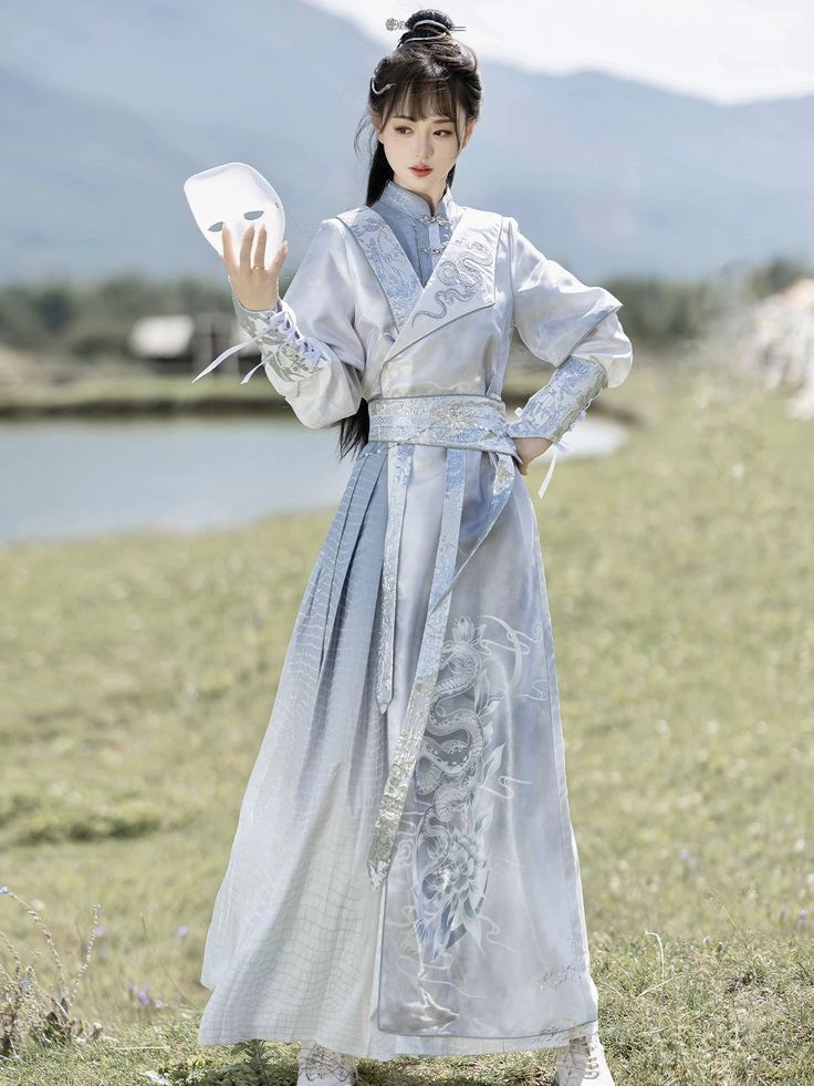 Traditional Tibetan-Style Hair Accessories in Hanfu Fashion Traditional Tibetan-Style Hair Accessories in Hanfu Fashion