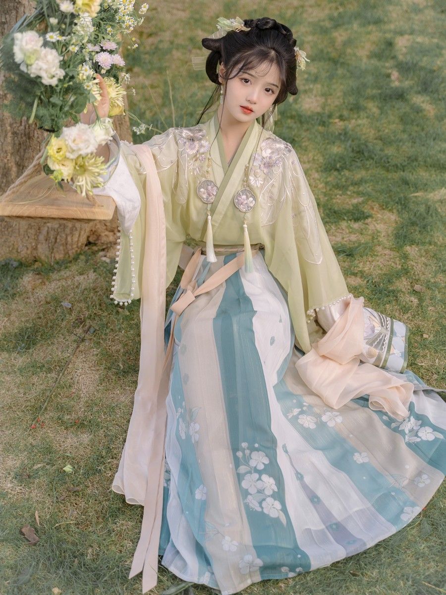 Hangzhou Cheongsam:The Essence of Silk Elegance Hangzhou Cheongsam:The Essence of Silk Elegance