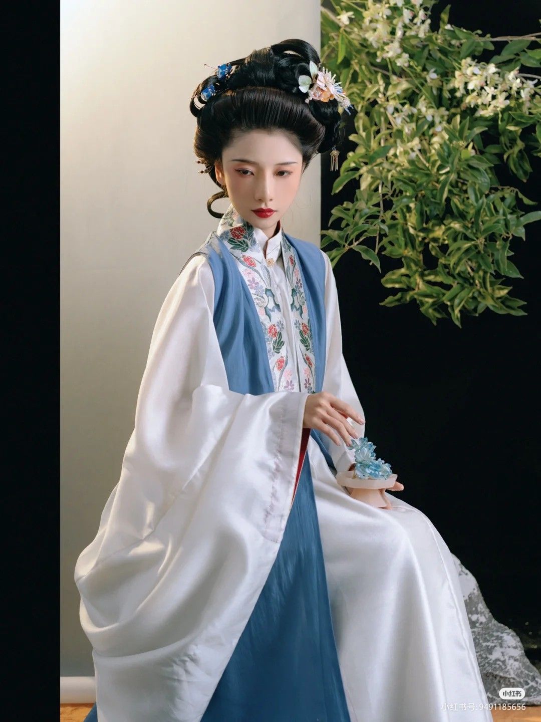 The Elegance of High-End Golden Silk Velvet Cheongsam:A Cultural Icon of Chinese Traditional Beauty The Elegance of High-End Golden Silk Velvet Cheongsam:A Cultural Icon of Chinese Traditional Beauty