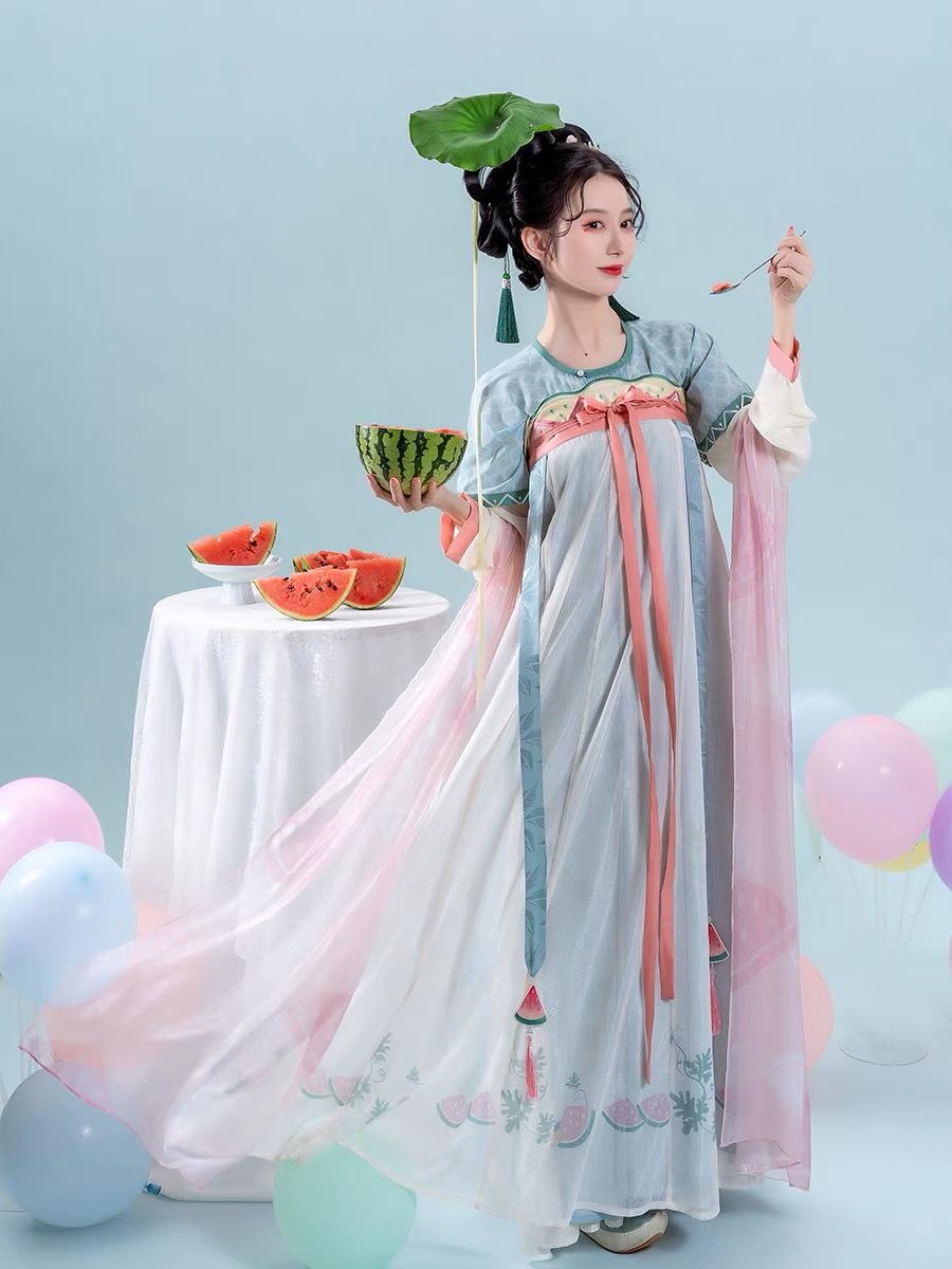 The Little Girl in Traditional Chinese Hanfu:A Glimpse into Chinese Cultural Splendor The Little Girl in Traditional Chinese Hanfu:A Glimpse into Chinese Cultural Splendor