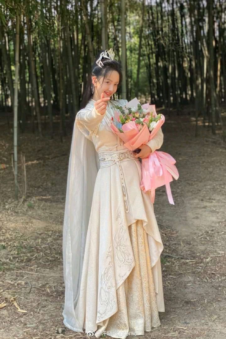 Elegant Hanfu Headwear with Fringes for Little Girls:A Guide to Traditional Chinese Headpieces Elegant Hanfu Headwear with Fringes for Little Girls:A Guide to Traditional Chinese Headpieces
