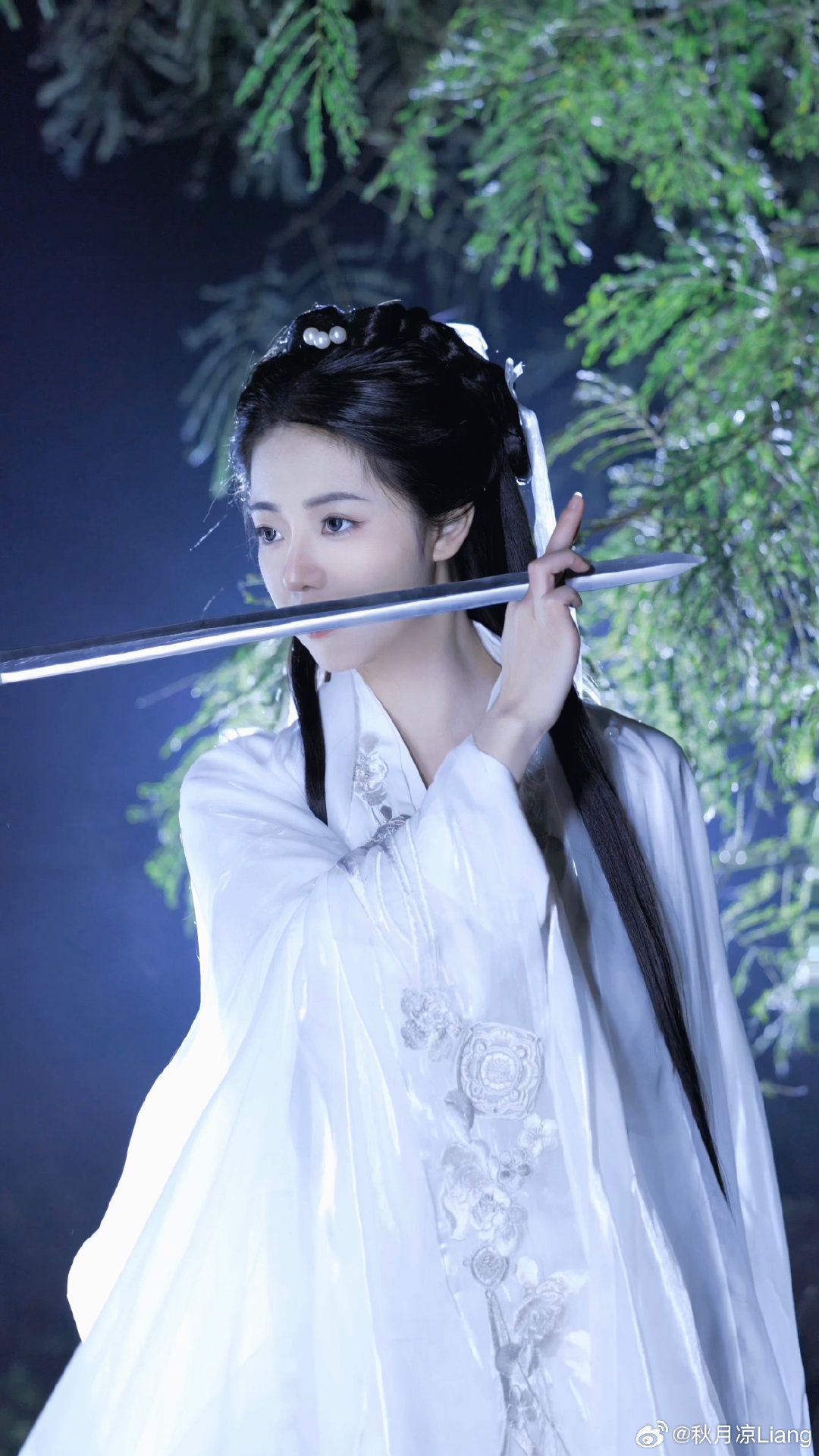 Reinventing the Classic Cheongsam:The Long-Style Qipao in 2025 Reinventing the Classic Cheongsam:The Long-Style Qipao in 2025