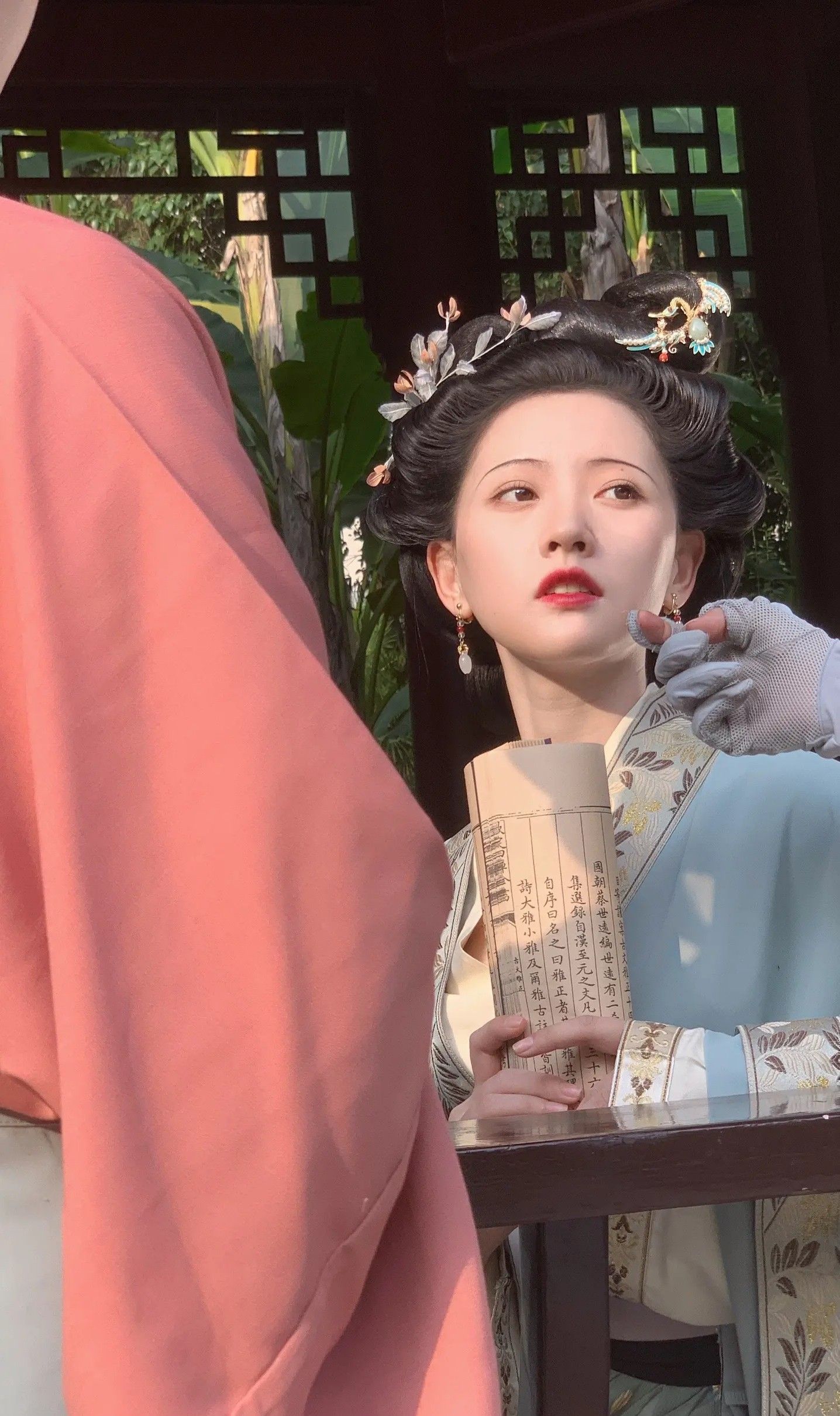 A Student in a Cloud-like Immersion:The Enchanting World of Hanfu and Ancient Chinese Style