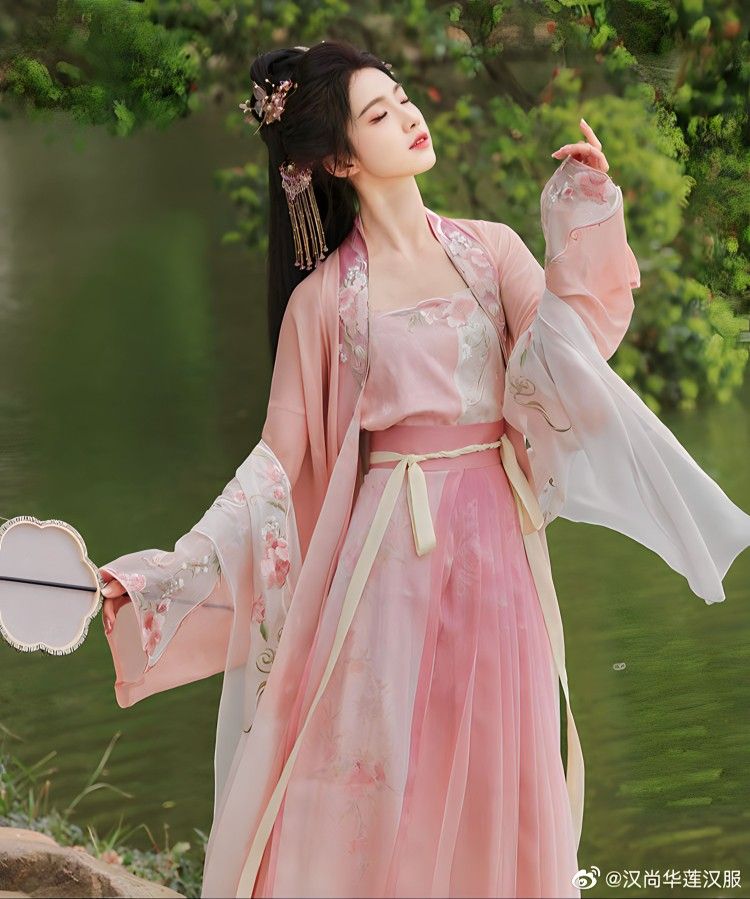 Luxury Silk Cheongsam:A Traditional Elegance