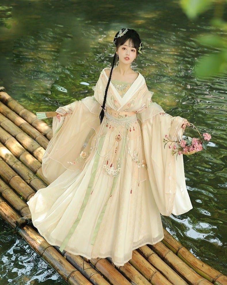 Original Hanfu Fashion at Ming Palace E-阁,A Journey Through Traditional Splendor Original Hanfu Fashion at Ming Palace E-阁,A Journey Through Traditional Splendor