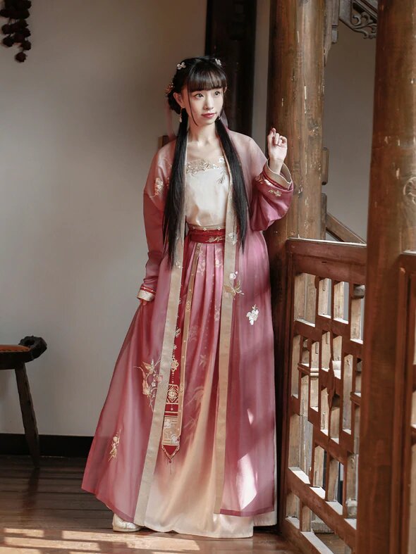 Elegant and Upscale Cheongsam:A Plus Size Fashion Statement Elegant and Upscale Cheongsam:A Plus Size Fashion Statement