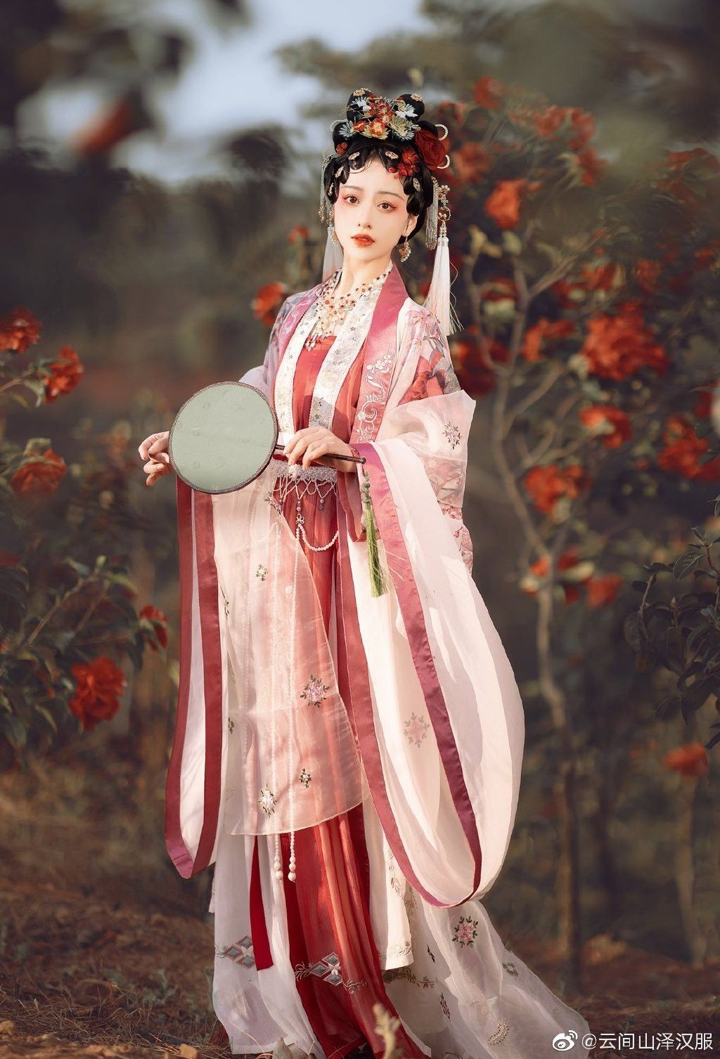 The World of Hanfu Fashion for a 13-Year-Old Girl The World of Hanfu Fashion for a 13-Year-Old Girl