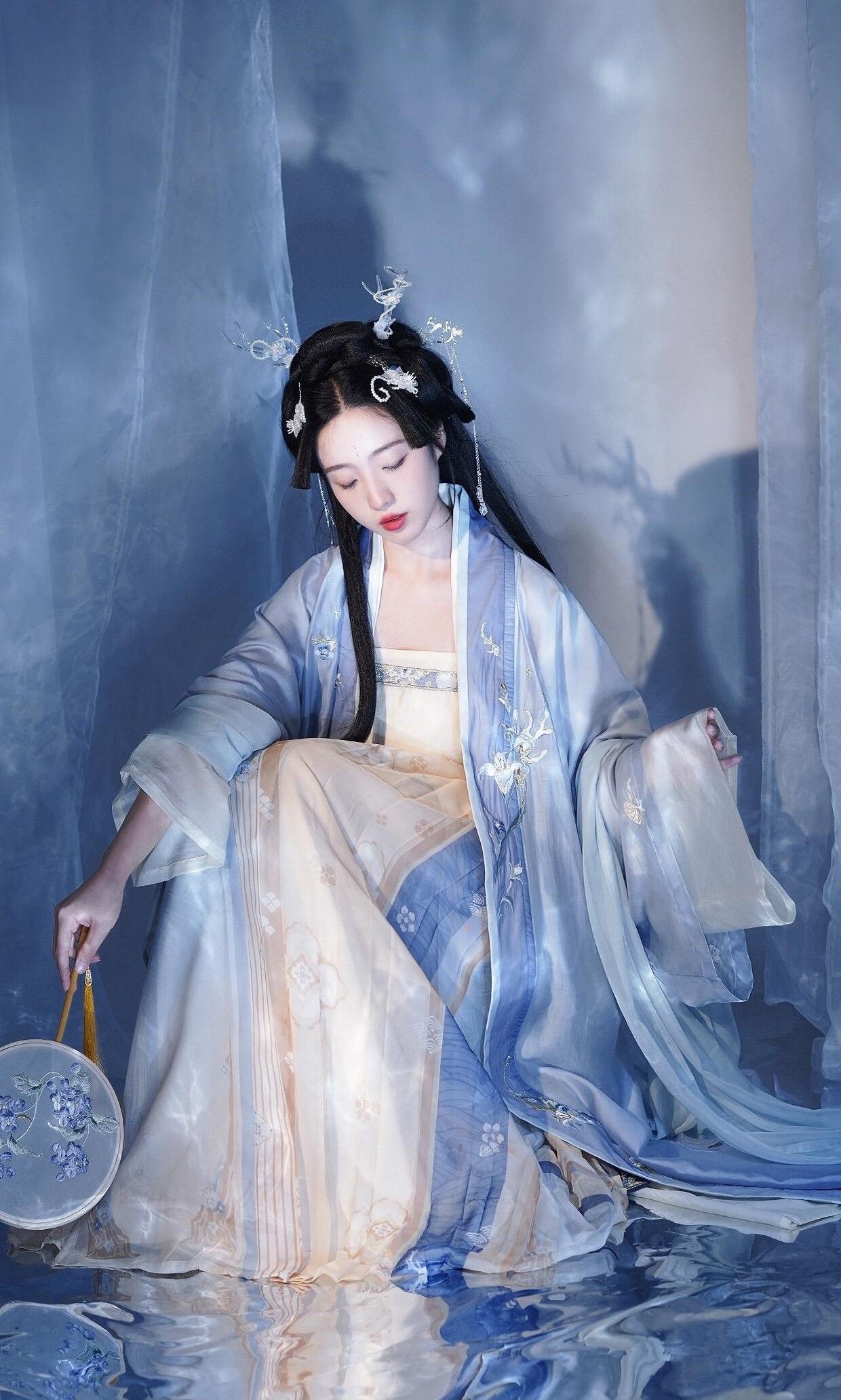 The Rise of Cheongsam Fashion in the Student Community during the Republic of China Era The Rise of Cheongsam Fashion in the Student Community during the Republic of China Era
