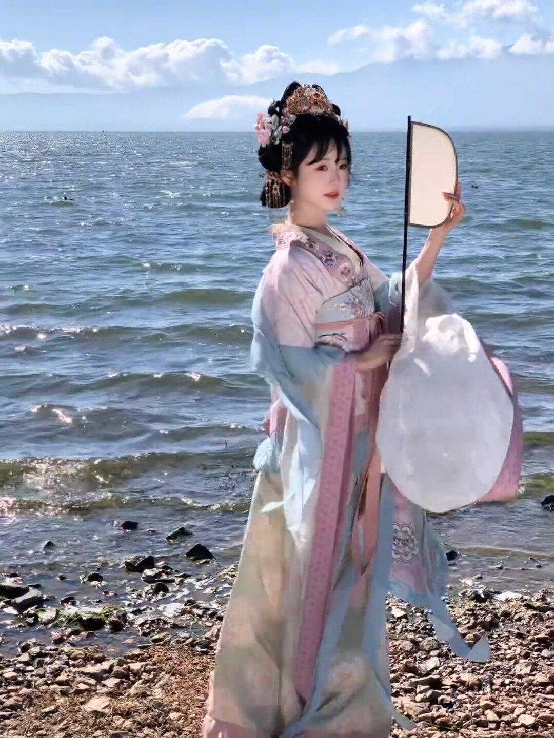 Hanfu Fashion at School:A Student Performance Review