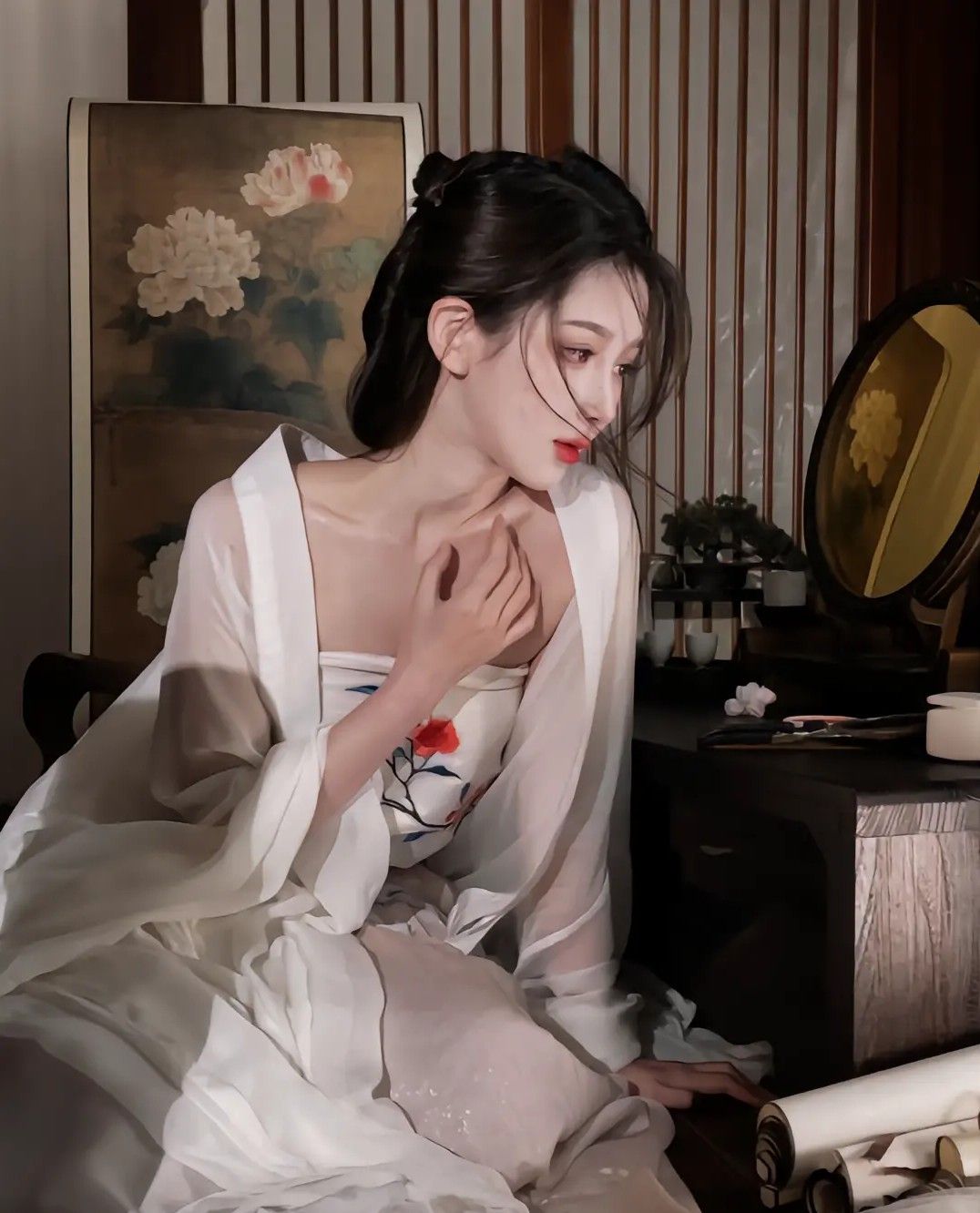 The Splendid Splendor of Tang-Style Hanfu Cheongsam with its Broken-Line Skirt The Splendid Splendor of Tang-Style Hanfu Cheongsam with its Broken-Line Skirt