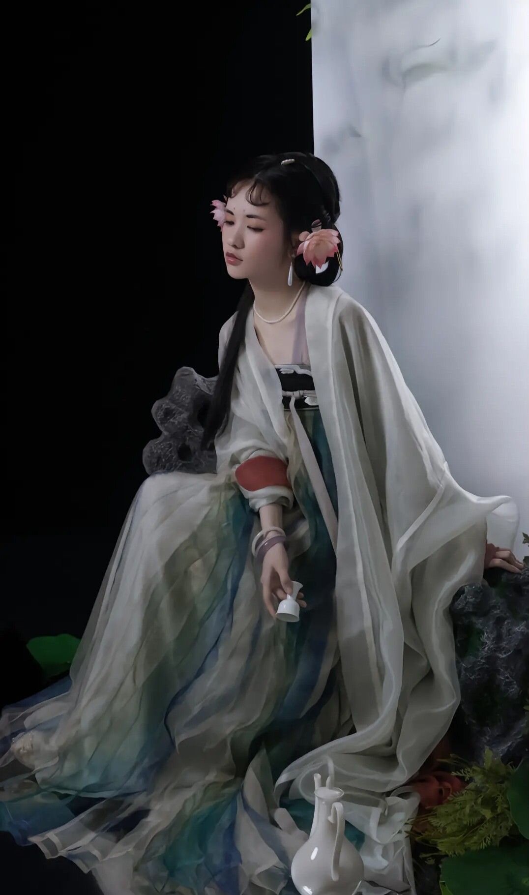 White Jacket and Horseface Skirt:A Fashionable Fusion White Jacket and Horseface Skirt:A Fashionable Fusion