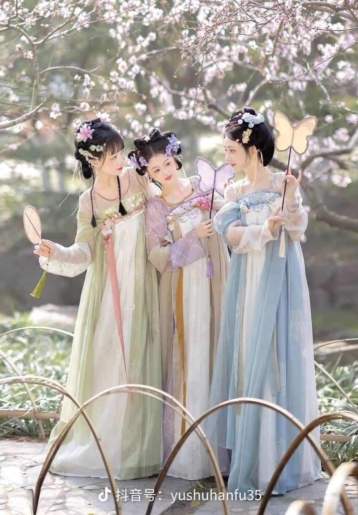 Reimagining the Cheongsam:Modernizing Traditional Qipao for the Youth of Summer Reimagining the Cheongsam:Modernizing Traditional Qipao for the Youth of Summer